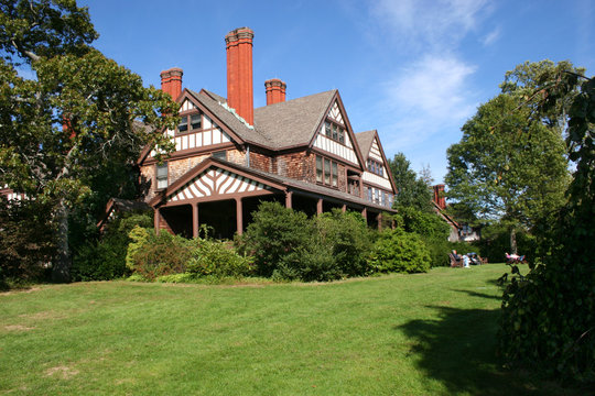 historic mansion at bayard cutting arboretum state