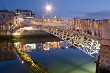 half penny bridge - dublin - irlande - obrazy, fototapety, plakaty