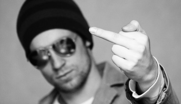 junger mann streckt mittelfinger