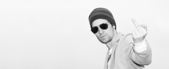 junger mann zeigt den mittelfinger