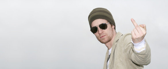 frecher jugendlicher zeigt mittelfinger