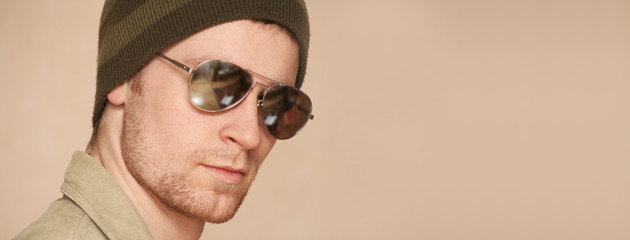 junger mann mit brille und mütze