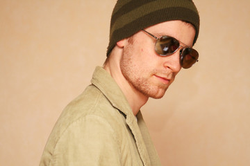 junger mann mit sonnenbrille und mütze