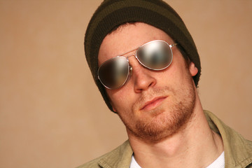 junger mann mit sonnenbrille und mütze