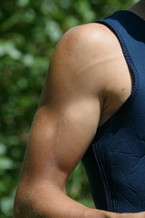 jugendlicher kraftprotz