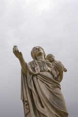 Fototapeta na wymiar statue mother and child