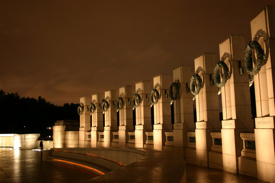 world war ii memorial at night