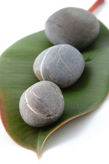 pierres zen et feuille