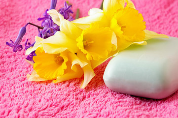 Obraz na płótnie Canvas soap, towel and flowers