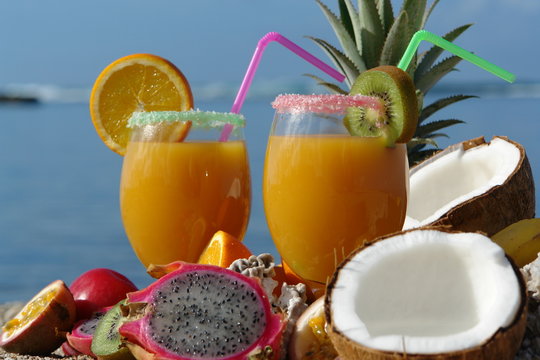 boisson : verres et fruits tropicaux