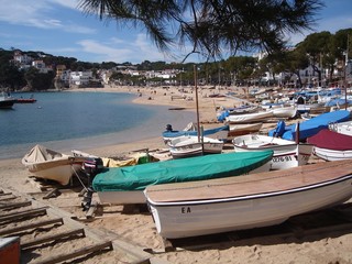 Fototapeta na wymiar łodzie na plaży w Llafranc