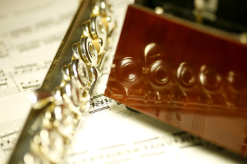 Naklejka premium flûte et métronome devant une partition de musique