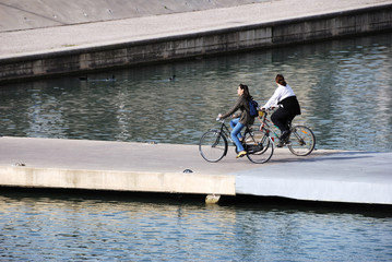 demoiselles a vélo