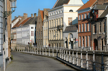Fototapeta na wymiar buildings along canal in brugges, belgium