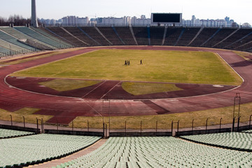 Obraz premium chodzi po pustym stadionie