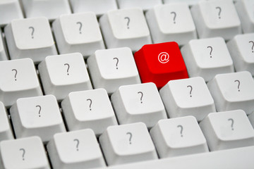 tastatur mit fragezeichen und internet icon
