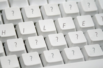 tastatur mit fragezeichen und hilfe