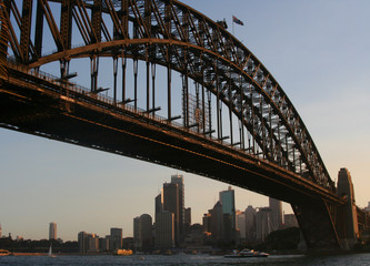 Obraz premium harbour bridge with flag