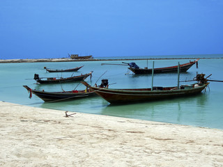 Fototapeta na wymiar thai boats waiting