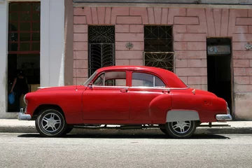 Keuken foto achterwand Cubaanse oldtimers vintage rode auto, havana
