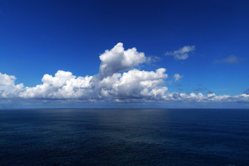 océan et ciel avec nuages