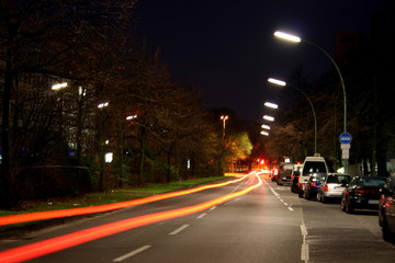 Fototapeta na wymiar śladu świateł samochodu na drodze w nocy