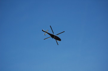 Fototapeta na wymiar helicoptere en vol