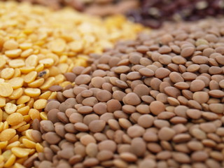 gelbe und braune linsen nah aufnahme