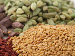 fenugreek und grüner kardamom