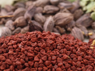 roter annatto und kardamom
