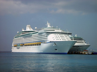 Fototapeta na wymiar cruise ship