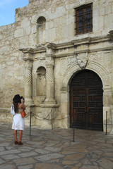 photographing the alamo chapel entrance