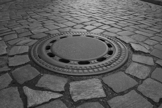gullideckel in schwarz-wei&szlig;