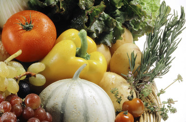 gros plan sur un panier de fruits et legumes