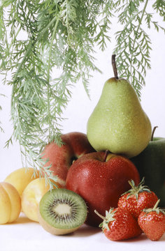 poire, pommes, kiwi, fraises et abricots