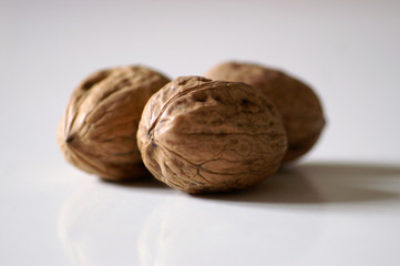 les noix sur la table