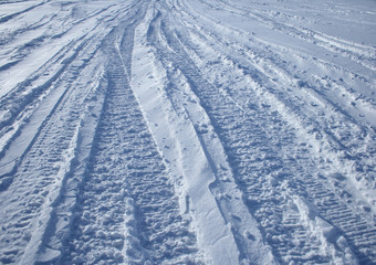 Fototapeta na wymiar Tory samochodów przekraczających snowy terenach
