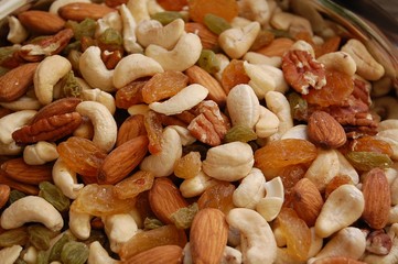 nuts & sultanas