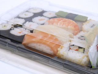 sushi im take away pack nah aufnahme