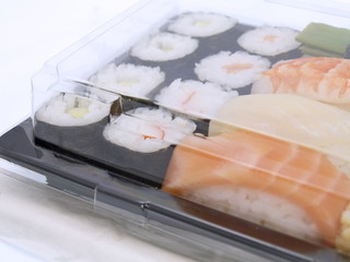 sushi im take away pack nah aufnahme