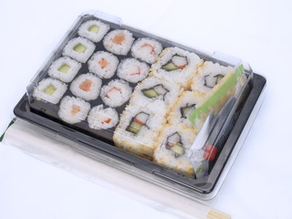 sushi im take away pack nah aufnahme