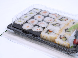 sushi im take away pack nah aufnahme