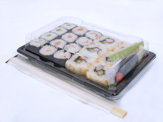 sushi im take away pack nah aufnahme