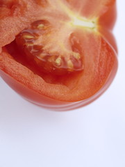 halbierte tomate nah aufnahme