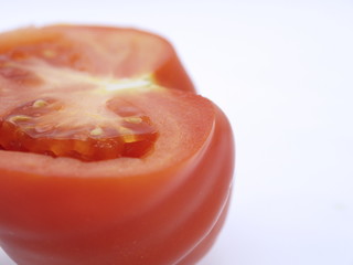 halbierte tomate nah aufnahme