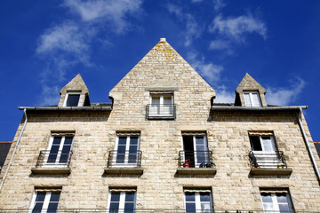 maison et ciel bleu