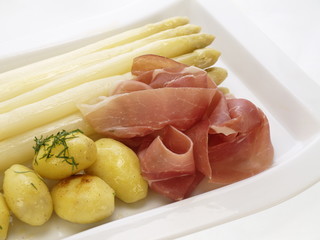 gekochter wei&szlig;er Spargel mit Rosmarinkartoffeln und Rohschinken