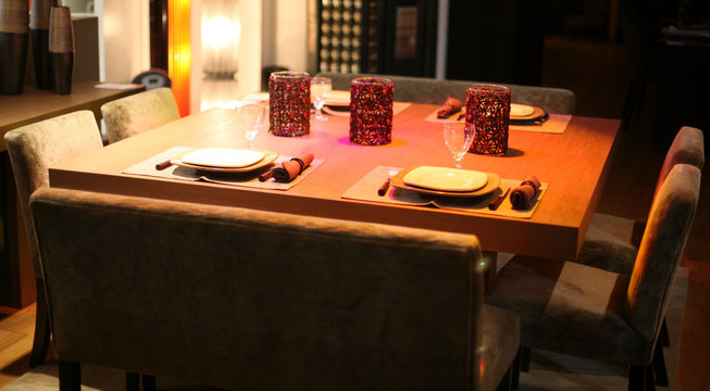 d&icirc;ner dans une salle &agrave; manger spacieuse
