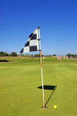 Obraz premium hole with flag at golf course