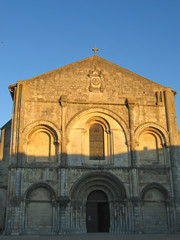 Fototapeta na wymiar franch kościół z czerwonej kolorystyce na zachodzie słońca, francja
